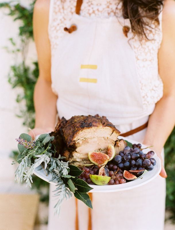 A roast with figs and grapes